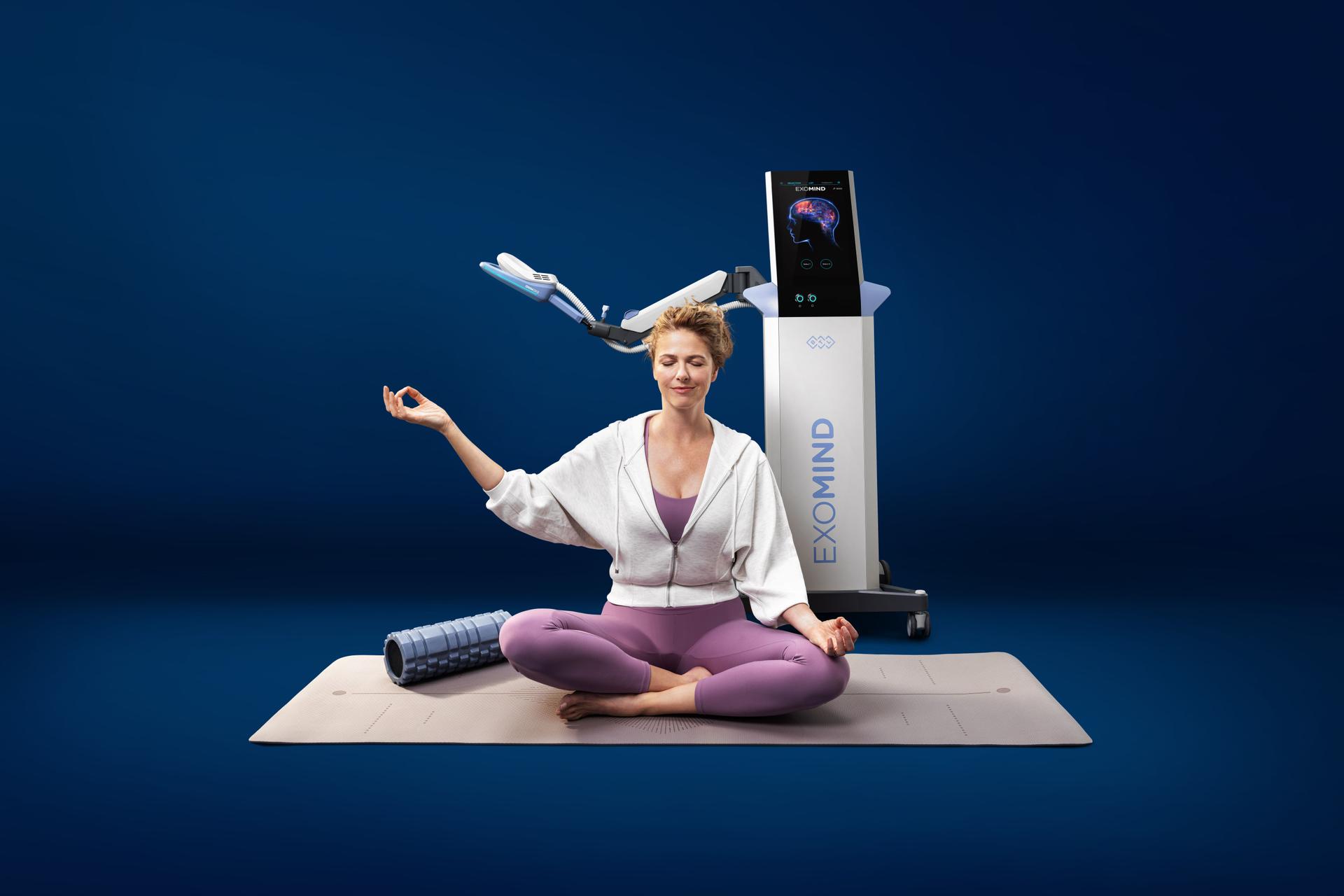 Exomind_PIC_Female-model-yoga-1962-Dark-Background_EN100.jpg